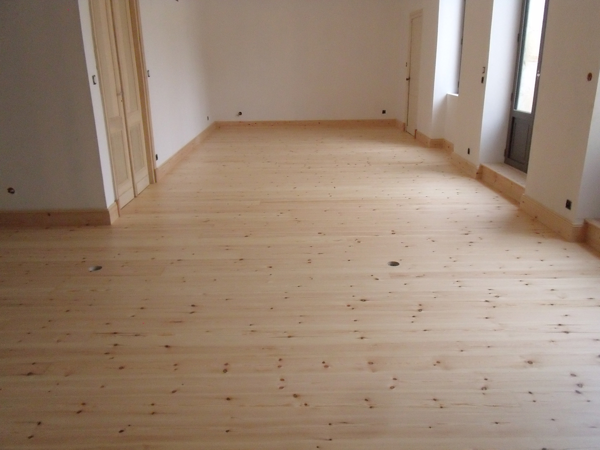 Parquet en sapin rouge et vitrification aspect mat - Royan