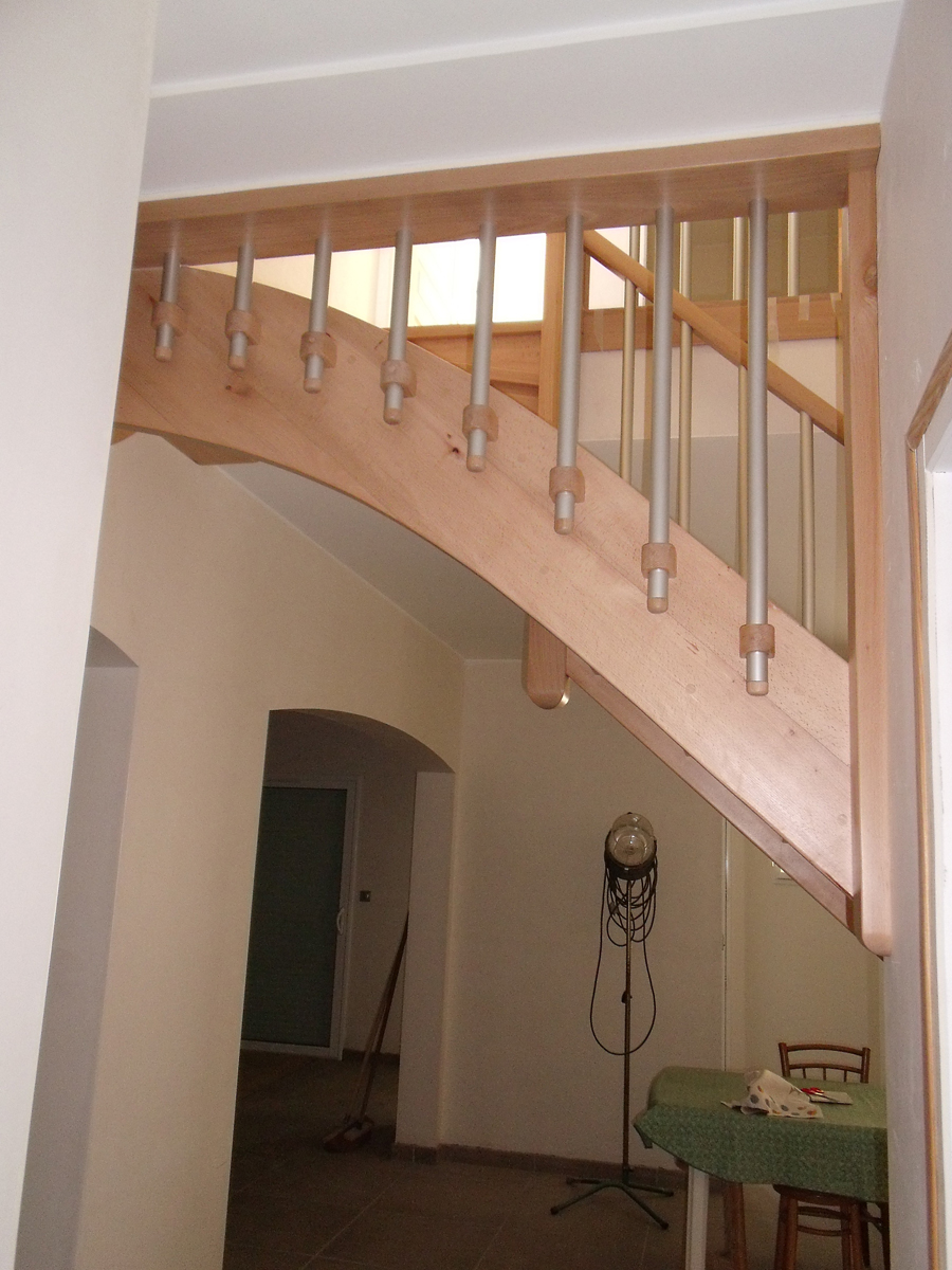 Escalier contemporain en hêtre avec balustres en aluminium brossé - La Tremblade