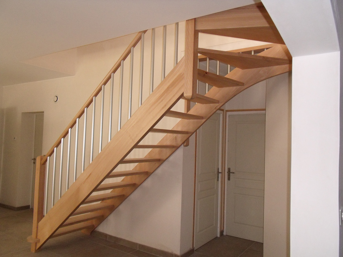 Escalier contemporain en hêtre avec balustres en aluminium brossé - La Tremblade