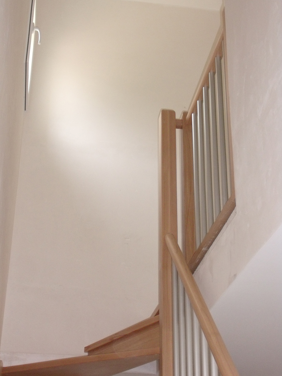 Escalier contemporain en hêtre avec balustres en aluminium brossé - La Tremblade