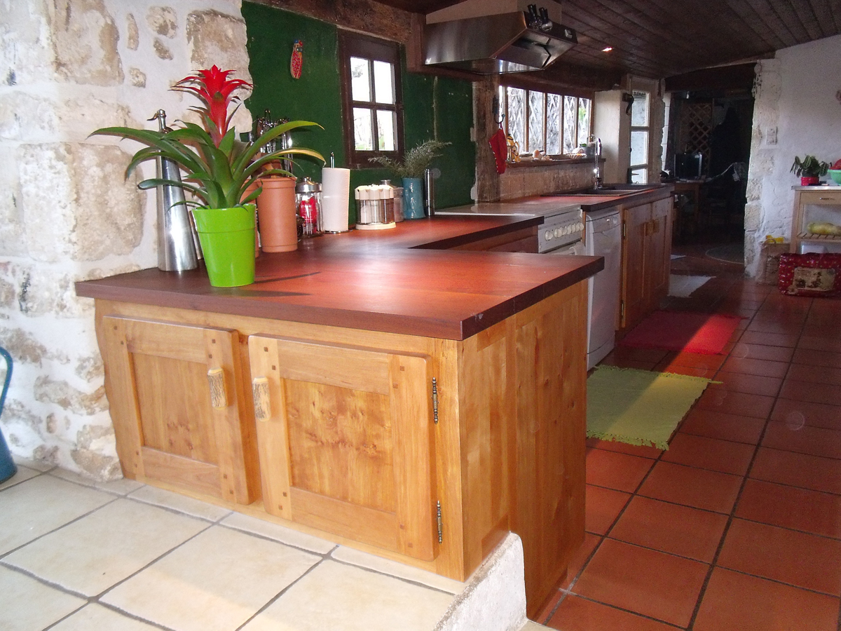 Cuisine sur mesure en aulne massif, plan de travail en ipé - Marennes