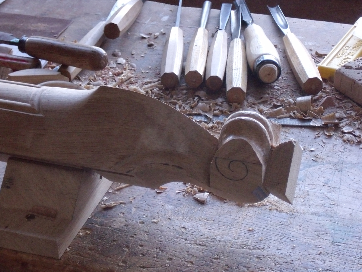 Pied "Volutes" en cours de fabrication sur meuble
