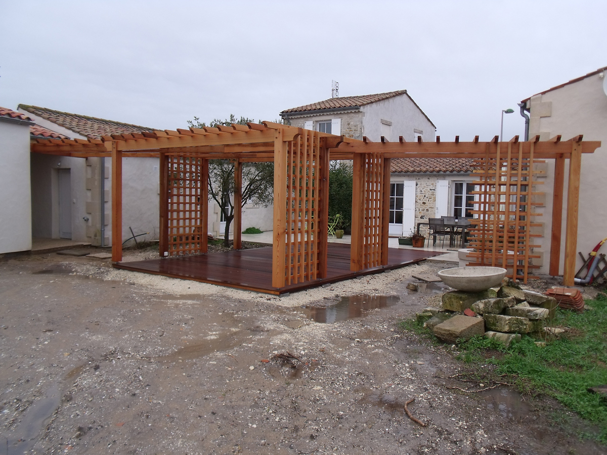 Pergola et terrasse en bois exotique - La Tremblade