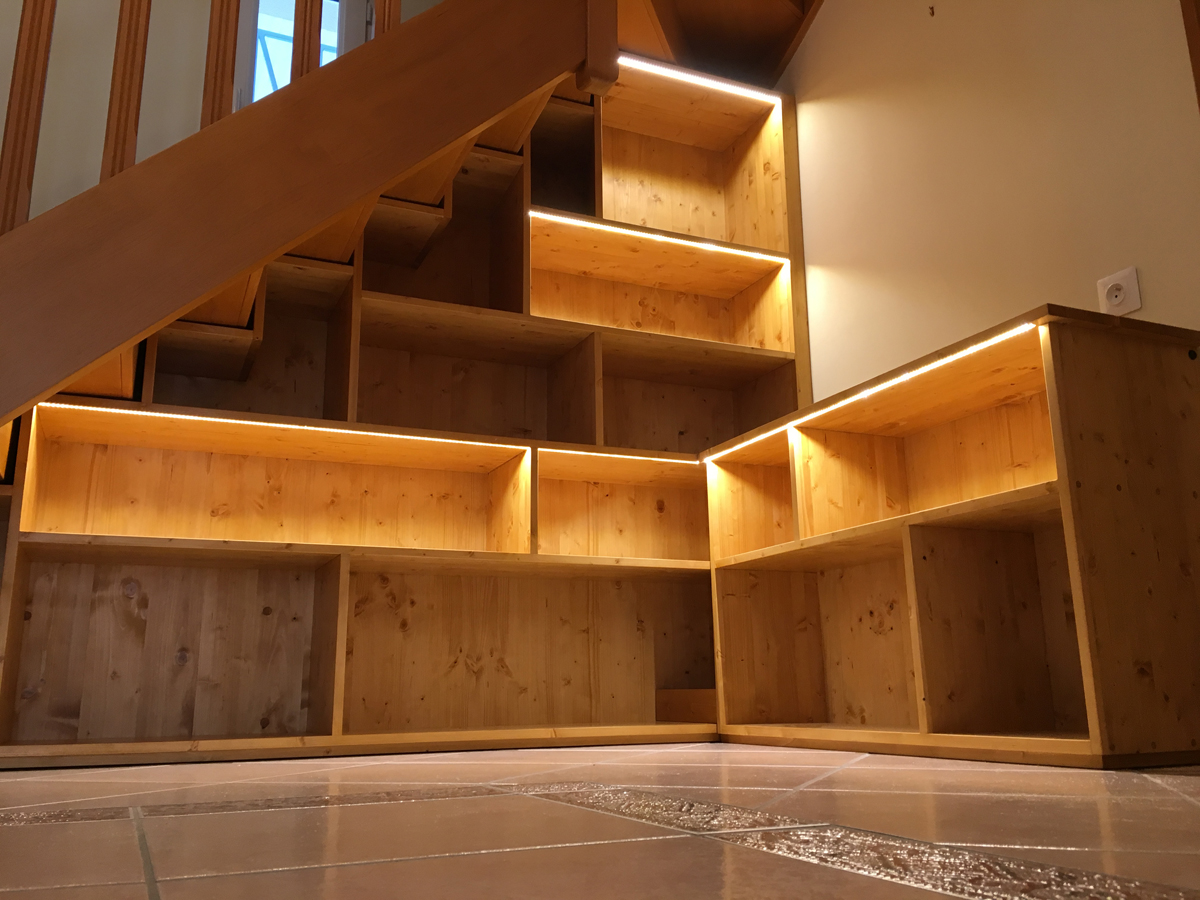 Agencement bibliothèque sous escalier - Arvert